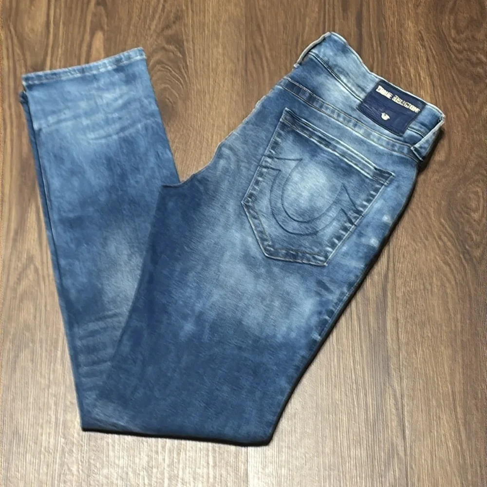 True Religion ROCCO Relaxed Skinny Jeans 34 Premium Wash Denim